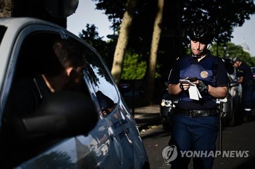 디젤 차량 운전자 단속하는 프랑스 파리의 경찰관들. [AFP=연합뉴스]