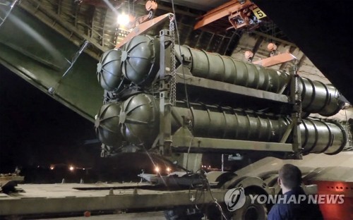 작년 10월 초 러시아군이 시리아 흐메이밈 공군기지에서 S-300 미사일을 수송기로부터 내리는 모습      [타스=연합뉴스]