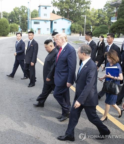 판문점 북측 지역 향하는 남북미 정상 (판문점=연합뉴스) 배재만 기자 = 문재인 대통령과 도널드 트럼프 미국 대통령, 북한 김정은 국무위원장이 지난달 30일 오후 판문점 남측 자유의 집에서 회동한 후 함께 군사분계선으로 향하고 있다. 한미 정상은 김정은 위원장을 군사분계선까지 배웅했다. scoop@yna.co.kr