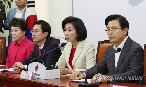 발언하는 나경원 원내대표(서울=연합뉴스) 이진욱 기자 = 자유한국당 나경원 원내대표가 3일 국회에서 열린 최고위원-중진의원 연석회의에서 발언하고 있다. 2019.7.3 cityboy@yna.co.kr