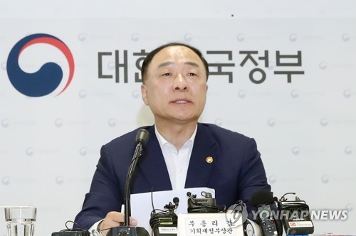 하반기 경제정책 방향 브리핑하는 홍남기 부총리(서울=연합뉴스) 안정원 기자 = 홍남기 경제부총리 겸 기획재정부 장관이 3일 오전 서울 여의도 한국수출입은행에서 2019 하반기 경제정책방향 관계부처 합동 브리핑을 하고 있다. 2019.7.3 jeong@yna.co.kr