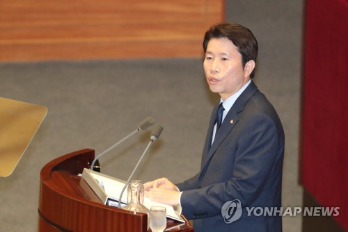 이인영 "장기간의 국회 파행은 한국당 책임 크다"(서울=연합뉴스) 김주형 기자 = 더불어민주당 이인영 원내대표가 3일 오전 열린 국회 본회의에서 교섭단체 대표 연설을 하고 있다. 2019.7.3 kjhpress@yna.co.kr