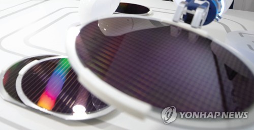 한-일 수출규제 반도체 '리지스트'[삼성전자 제공]