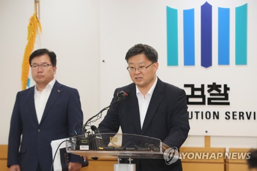 고유정 기소 제주지검 브리핑(제주=연합뉴스) 박지호 기자 = 장기석 제주지검 차장검사가 1일 오후 제주지검 중회의실에서 '제주 전 남편 살해 사건'의 피의자 고유정 기소와 관련해 브리핑하고 있다. 2019.7.1 jihopark@yna.co.kr