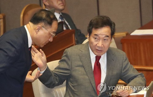 이낙연 총리와 홍남기 경제부총리(서울=연합뉴스) 이진욱 기자 = 4일 국회에서 이낙연 총리와 홍남기 경제부총리 겸 기획재정부 장관이 이야기하고 있다. 2019.7.4 cityboy@yna.co.kr