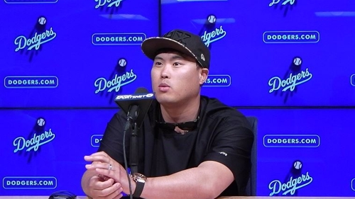 류현진, 10승 달성 후 인터뷰(로스앤젤레스=연합뉴스) 옥철 특파원 = 류현진이 5일(한국시간) 시즌 10승 달성 후 인터뷰하고 있다. 2019.7.5 oakchul@yna.co.kr