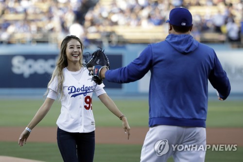 시구 마치고 류현진과 포옹하는 아내 배지현[AP=연합뉴스 자료사진]