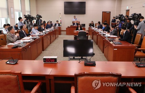 인사청문회 앞둔 법제사법위원회(서울=연합뉴스) 이진욱 기자 = 1일 국회에서 열린 법제사법위원회 전체회의에서 여야 의원들이 윤석열 검찰총장 후보자 인사청문회 실시계획서 채택 관련 발언하고 있다. 2019.7.1 cityboy@yna.co.kr