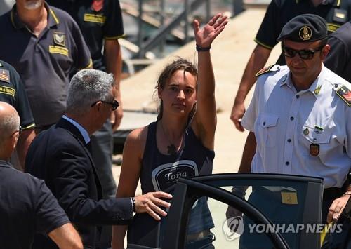 지지자들을 향해 손을 흔드는 독일 난민구조선의 선장 카롤라 라케테 [로이터=연합뉴스]