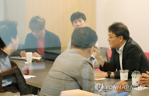 국토부, 모빌리티 업계와 간담회 (서울=연합뉴스) 이재희 기자 = 14일 오전 서울 강남구 모처에서 정경훈 국토부 교통물류실장(오른쪽)과 모빌리티 업계 대표 및 관계자들이 간담회를 하고 있다. 2019.6.14