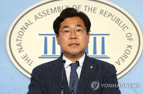 현안 브리핑하는 박찬대 원내대변인(서울=연합뉴스) 하사헌 기자 = 더불어민주당 박찬대 원내대변인이 10일 오후 국회 정론관에서 현안 브리핑을 하고 있다. 2019.6.10 toadboy@yna.co.kr