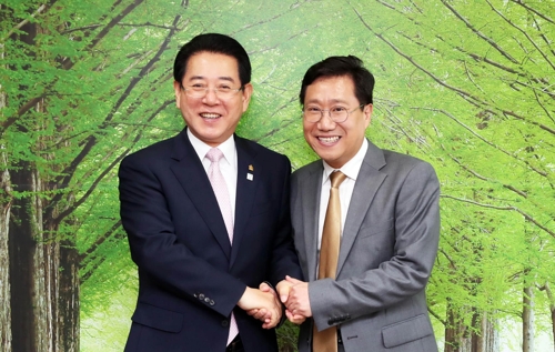 악수하는 김영록 양정철[전남도 제공 재판매 및 DB 금지]