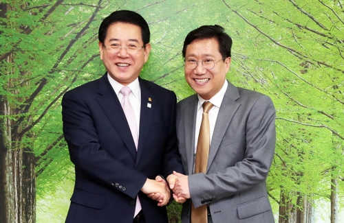 악수하는 김영록(왼쪽)·양정철[전남도 제공·재판매 및 DB 금지]