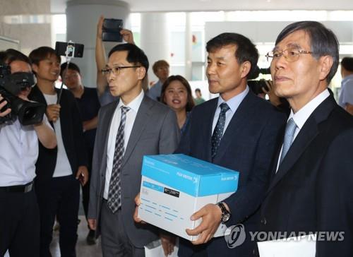 청문장 들어서는 상산고 관계자들(전주=연합뉴스) 임채두 기자