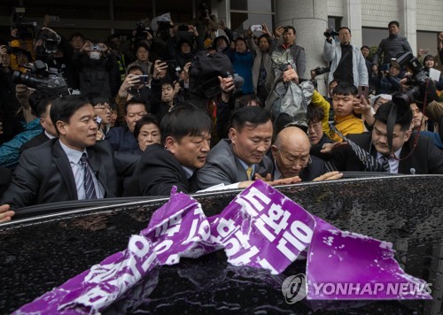 형사재판 출석 마치고 차량에 오르는 전두환(광주=연합뉴스) 정회성 기자 = 전두환 전 대통령이 11일 광주지방법원에서 열린 5·18 민주화운동 관련 형사재판에 피고인으로 출석을 마치고 나서 청사를 나서고 있다. 2019.3.11 hs@yna.co.kr