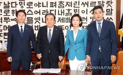 어색한 분위기의 문 의장과 여야 3당 원내대표들(서울=연합뉴스) 김주형 기자 = 문희상 국회의장이 28일 오전 의장실에서 여야 3당 원내대표들과 회동하고 있다. 
    왼쪽부터 더불어민주당 이인영 원내대표, 문 의장, 자유한국당 나경원, 바른미래당 오신환 원내대표. 2019.6.28 kjhpress@yna.co.kr