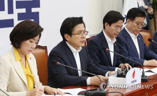 발언하는 황교안 대표(서울=연합뉴스) 이진욱 기자 = 자유한국당 황교안 대표가 8일 국회에서 열린 최고위원회의에서 발언하고 있다. 2019.7.8 cityboy@yna.co.kr