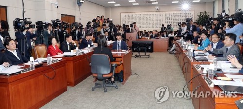 윤석열 인사청문회, 시작부터 파행(서울=연합뉴스) 이진욱 기자 = 8일 국회 법제사법위원회에서 열린 윤석열 검찰총장 후보자의 인사청문회에 앞서 자유한국당 김진태 의원과 더불어민주당 김종민 의원이 설전을 벌이고 있다.  cityboy@yna.co.kr
