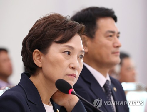 머리 만지는 김현미 장관(서울=연합뉴스) 김주형 기자 = 김현미 국토교통부 장관(왼쪽)이 8일 오전 열린 국회 국토교통위원회 전체회의에 참석해 머리를 만지고 있다. 2019.7.8 kjhpress@yna.co.kr