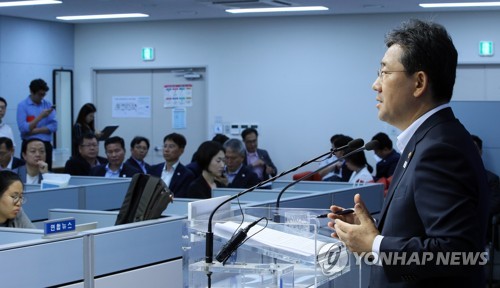 박양우, 취임 100일 간담회(세종=연합뉴스) 진성철 기자 = 박양우 문화체육관광부 장관이 8일 세종시 정부세종청사 문화체육관광부에서 취임 100일을 맞아 기자간담회를 갖고 있다. 2019.7.8 zjin@yna.co.kr