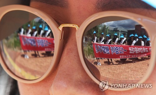 침묵시위 하는 안산 동산고 학부모들(수원=연합뉴스) 홍기원 기자 = 경기도교육청으로부터 자율형사립고(자사고) 지정취소 결정을 받은 안산 동산고등학교 학부모들이 8일 오후 청문회가 열리는 경기도 수원시 장안구 수원보훈교육연구원 앞에서 '교육청 재량평가 교육감 마음대로. -12점이 웬말이냐'라고 적힌 현수막을 들고 침묵시위를 하고 있다. 2019.7.8 xanadu@yna.co.kr