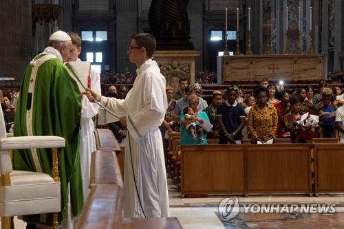 8일 바티칸 성베드로 대성당에서 난민을 위한 미사를 집전하는 프란치스코 교황(왼쪽) [로이터=연합뉴스]