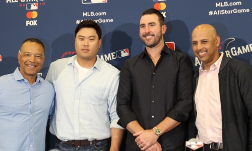 왼쪽부터 데이브 로버츠 감독, 류현진, 저스틴 벌랜더, 알렉스 코라 감독 [촬영 신창용]