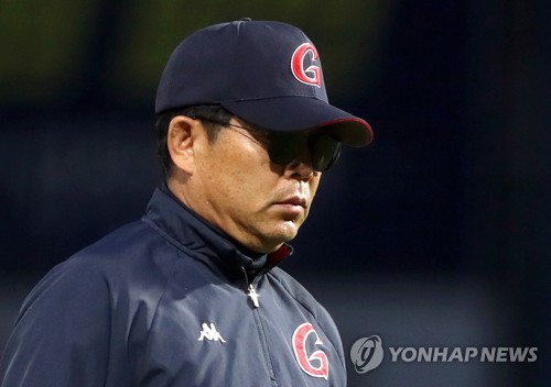 롯데 양상문 감독(창원=연합뉴스) 김동민 기자 = 29일 창원시 마산회원구 창원NC파크에서 열린 프로야구 NC 다이노스와 롯데 자이언츠의 경기. 3회 말 NC 이원재의 외야 뜬공을 롯데 양상문 감독이 비디오 판독 요청 후 더그아웃을 향하고 있다. 2019.5.29
 image@yna.co.kr