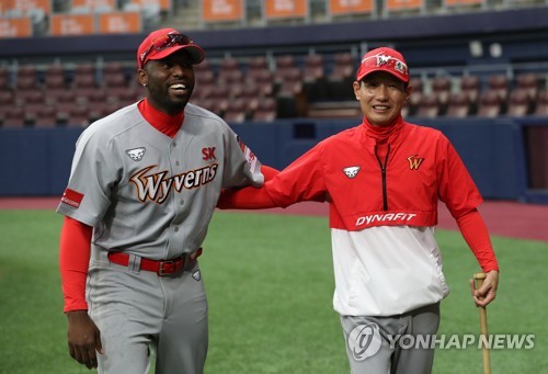 돌아온 소사, 염경엽 감독과(서울=연합뉴스) 신준희 기자 = SK 와이번스로 돌아온 헨리 소사가 5일 서울 고척스카이돔에서 열리는 프로야구 키움과 SK의 경기에 앞서 연습을 지도하고 있는 염경엽 감독과 만나 인사하고 있다. 2019.6.5 hama@yna.co.kr