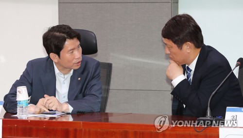 이야기하는 이인영과 최재성[연합뉴스 자료사진]