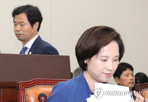 교육위 전체회의 참석한 유은혜 교육부 장관과 김승환 전북교육감(서울=연합뉴스) 김주형 기자 = 지난달 26일 오후 열린 국회 교육위원회 전체회의에 유은혜 사회부총리 겸 교육부 장관(오른쪽), 김승환 전북교육감이 참석한 모습. 2019.6.26 kjhpress@yna.co.kr