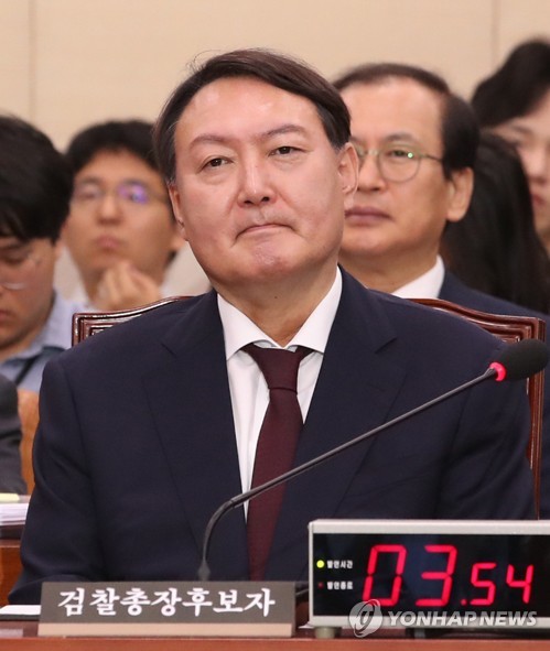 질의 듣는 윤석열 검찰총장 후보자(서울=연합뉴스) 이진욱 기자 = 윤석열 검찰총장 후보자가 8일 국회 법제사법위원회에서 열린 인사청문회에서 의원들의 질의를 듣고 있다. 2019.7.8 cityboy@yna.co.kr