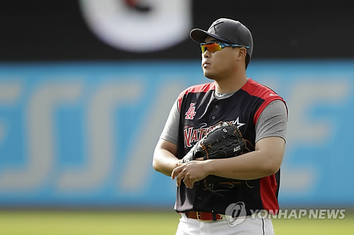 올스타전 타격 훈련 바라보는 류현진(클리블랜드 AP=연합뉴스) 류현진(로스앤젤레스 다저스)이 2019 미국프로야구 메이저리그 올스타전을 하루 앞둔 8일(현지시간) 미국 오하이오주 클리블랜드에서 올스타전 대비 타격 훈련 모습을 바라보고 있다. jelee@yna.co.kr