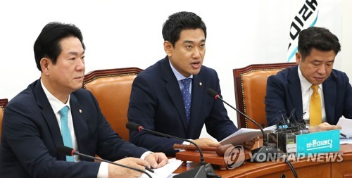 원내대책회의에서 발언하는 오신환(서울=연합뉴스) 김주형 기자 = 바른미래당 오신환 원내대표(가운데)가 9일 오전 국회에서 열린 원내대책회의에서 발언하고 있다. 2019.7.9 kjhpress@yna.co.kr