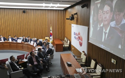 윤석열 후보자 영상 보는 자유한국당 의원들(서울=연합뉴스) 이진욱 기자 = 9일 국회에서 열린 자유한국당 원내대책회의에서 나경원 원내대표 등 참석자들이 윤석열 검찰총장 후보자 관련 뉴스타파 영상을 보고 있다. 2019.7.9 cityboy@yna.co.kr