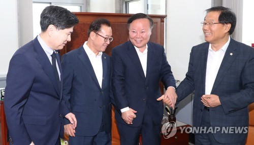 손잡은 국회 김재원 예결위원장과 여야 간사들(서울=연합뉴스) 김주형 기자 = 국회 예산결산특별위원회 김재원 위원장을 비롯한 간사들이 9일 오전 국회에서 회동하고 있다.
    왼쪽부터 바른미래당 소속 지상욱 간사, 자유한국당 소속 이종배 간사, 자유한국당 소속 김재원 위원장, 더불어민주당 소속 윤후덕 간사. 2019.7.9 kjhpress@yna.co.kr