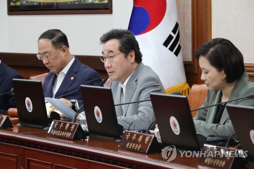 국무회의서 발언하는 이낙연 총리(서울=연합뉴스) 김승두 기자 = 이낙연 국무총리가 9일 오전 정부서울청사에서 열린 국무회의에서 발언하고 있다.
    왼쪽부터 홍남기 경제부총리 겸 기획재정부 장관, 이 총리, 유은혜 사회부총리 겸 교육부 장관.  kimsdoo@yna.co.kr