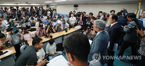 서울 자사고 운영평가 결과 발표, 시선집중(서울=연합뉴스) 홍해인 기자 = 박건호 서울시교육청 교육정책국장이 9일 오전 서울 종로구 신문로2가 시교육청에서 관내 자립형사립고 13개교에 대한 운영평가 결과를 발표하고 있다. 2019.7.9 hihong@yna.co.kr