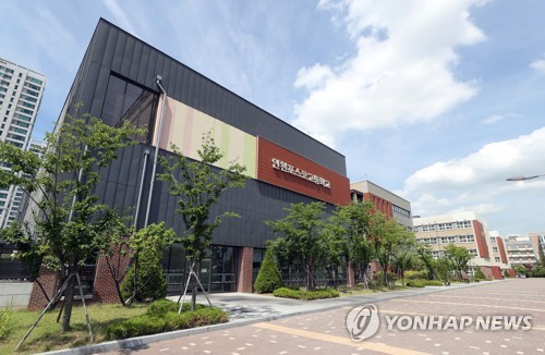 자사고 재지정 갈림길 선 인천포스코고(인천=연합뉴스) 윤태현 기자 = 인천시교육청이 인천포스코고등학교 자율형사립고 재지정 여부를 발표하기로 예고한 9일 오전 인천시 연수구 송도동 인천포스코고등학교가 한산한 모습을 보인다. tomatoyoon@yna.co.kr