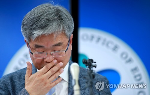 민감한 자사고 재지정 발표(서울=연합뉴스) 홍해인 기자 = 박건호 서울시교육청 교육정책국장이 9일 오전 서울 종로구 신문로2가 시교육청에서 관내 자립형사립고(자사고) 13개교에 대한 운영평가 결과와 자사고 지정 취소 관련 청문 대상 학교를 발표하던 중 생각에 잠겨 있다. 2019.7.9 hihong@yna.co.kr