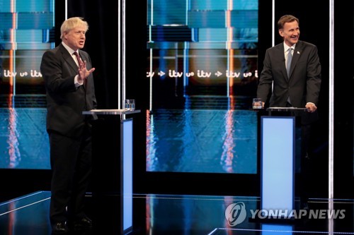 영국 ITV 토론에 참석한 존슨(왼쪽)과 헌트 [EPA=연합뉴스]