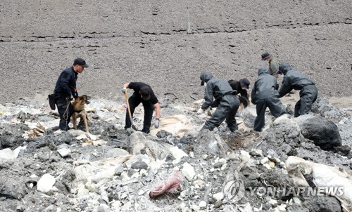 고유정 제주서 버린 물체 수색 중(제주=연합뉴스) 백나용 기자 = 28일 오후 제주동부경찰이 제주시 구좌읍 동복리 제주환경자원순환센터에서 '전 남편 살해 사건' 피의자 고유정이 범행 후 지난달 27일 범행 장소 인근 클린하우스에 버린 종량제봉투 내용물을 찾기 위해 수색을 하고 있다. 2019.6.28 dragon.me@yna.co.kr