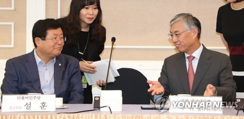 대화하는 설훈 의원과 추궈훙 주한중국대사(서울=연합뉴스) 김주형 기자 = 더불어민주당 설훈 의원(왼쪽)이 10일 오전 국회에서 열린 '한반도 정세와 중국의 대 한반도 정책' 강연회에서 초청 강연자인 추궈훙 주한중국대사와 대화하고 있다.  kjhpress@yna.co.kr