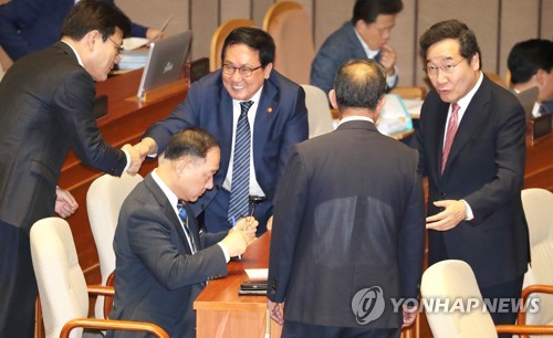 인사하는 이낙연 총리와 국무위원들(서울=연합뉴스) 김주형 기자 = 이낙연 국무총리(오른쪽 부터), 유영민 과기정통부 장관, 홍남기 경제부총리 겸 기획재정부 장관, 최종구 금융위원장이 10일 오후 국회 본회의장에서 열린 경제 분야 대정부질문에 앞서 인사하고 있다. 2019.7.10 kjhpress@yna.co.kr