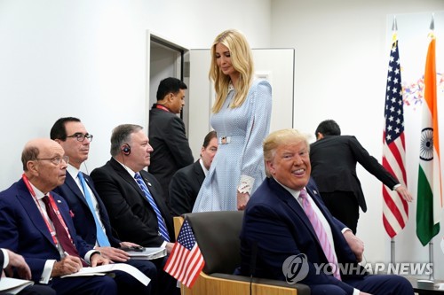 윌버 로스 상무부 장관(왼쪽 첫 번째)과 스티븐 므누신 재무부 장관(왼쪽에서 두 번째)[로이터=연합뉴스 자료사진]