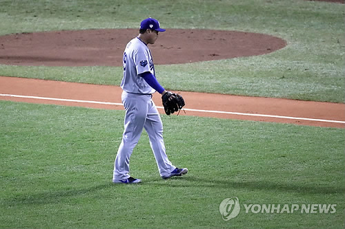 류현진, 월드시리즈 2차전 만루위기서 강판(보스턴<미 매사추세츠주> AFP/Getty=연합뉴스)  24일(현지시간) 미국 매사추세츠주 보스턴 펜웨이 파크의 2018 미프로야구 메이저리그(MLB)  월드시리즈(WS) 보스턴 레드삭스와 2차전, 선발투수로 나섰던 류현진(31·로스앤젤레스 다저스)이 5회 마운드에서 내려오고 있다. 
     류현진은 이날 4⅔이닝 동안 6안타를 내주고 1실점으로 막았으나 2-1로 앞선 5회말 2사 만루 위기에서 라이언 매드슨과 교체됐다. bulls@yna.co.kr