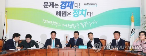 원내정책회의 주재하는 오신환(서울=연합뉴스) 김주형 기자 = 바른미래당 오신환 원내대표(왼쪽 네번째)가 11일 오전 국회에서 열린 원내정책회의에서 의사봉을 두드리고 있다. 2019.7.11 kjhpress@yna.co.kr