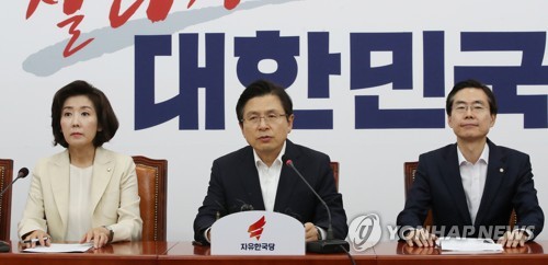 발언하는 황교안 대표(서울=연합뉴스) 이진욱 기자 = 자유한국당 황교안 대표가 11일 국회에서 열린 최고위원회의에서 발언하고 있다. 2019.7.11 cityboy@yna.co.kr