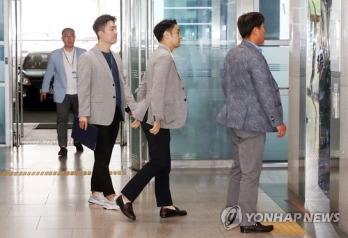 인천시상수도사업본부 압수수색 나선 경찰들(인천=연합뉴스) 윤태현 기자 = '붉은 수돗물' 사태와 관련해 박남춘 인천시장 등의 직무유기 혐의를 수사 중인 경찰들이 11일 오전 인천시 미추홀구 도화동 인천시 상수도사업본부에서 압수수색에 나서고 있다. 2019.7.11 tomatoyoon@yna.co.kr