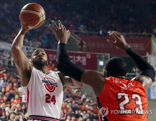 섀넌 쇼터 '날라올라 슛'(인천=연합뉴스) 윤태현 기자 = 19일 인천 삼산체육관에서 열린 프로농구 챔피언결정전 4차전 인천 전자랜드 엘리펀츠와 울산 현대모비스 피버스의 경기. 2쿼터 현대모비스 섀넌 쇼터가 슛하고 있다. 2019.4.19 tomatoyoon@yna.co.kr